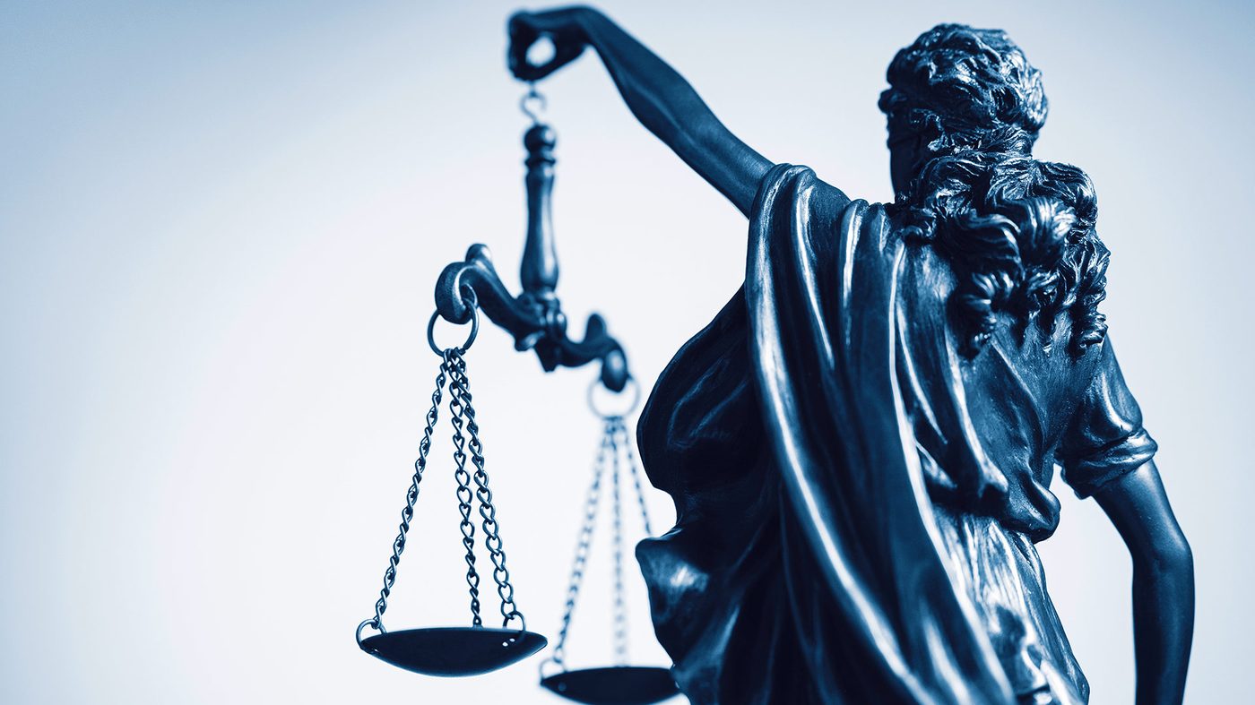 Dossier de succession ouvert sur le bureau d’un notaire